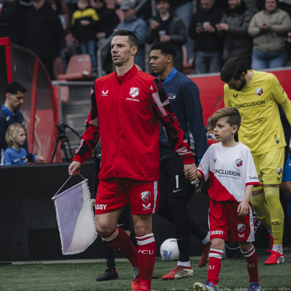 FC Utrecht speler komt veld op