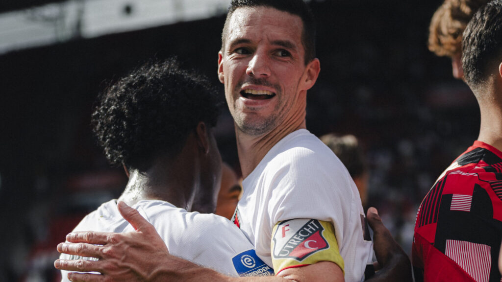FC Utrecht spelers omhelzen elkaar
