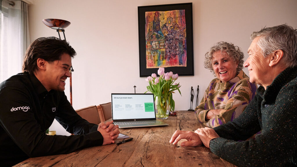Adviseur in gesprek met zonnepaneeleigenaren
