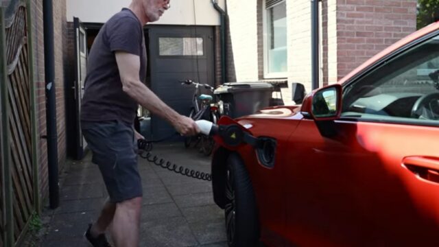 Egbert uit Purmerend met elektrische auto en thuisbatterij