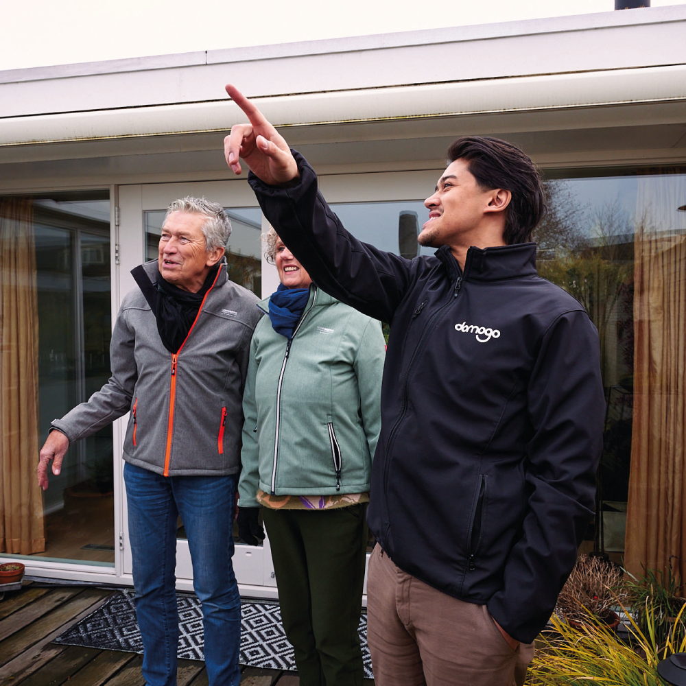 Adviseur geeft advies over thuisbatterij locatie