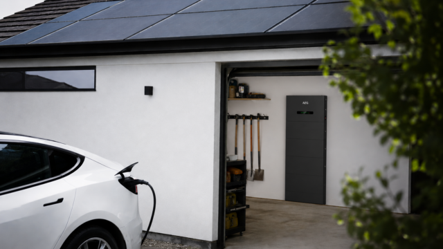 Moderne woning met elektrische auto, zonnepanelen en thuisbatterij