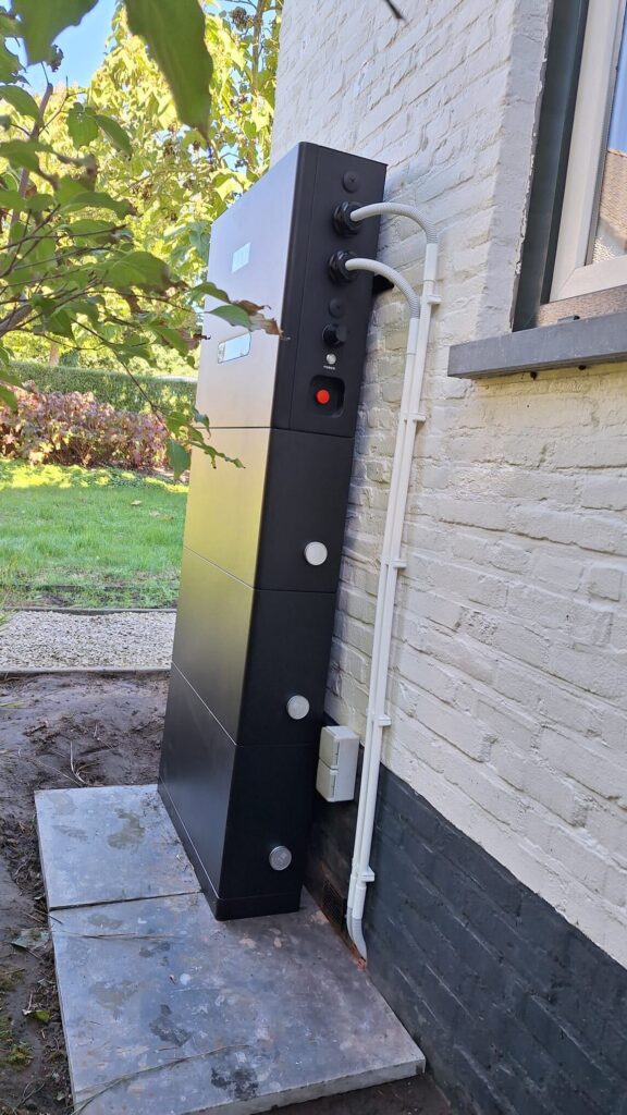 AEG All-in-One 15 kWh buiten tegen de gevel