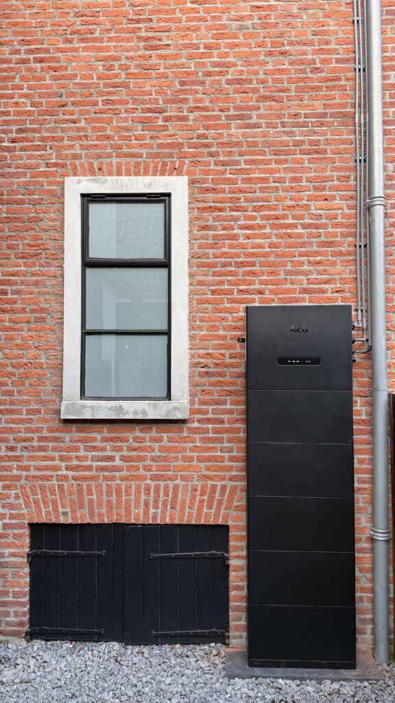 AEG All-in-One 25 kWh tegen buitengevel