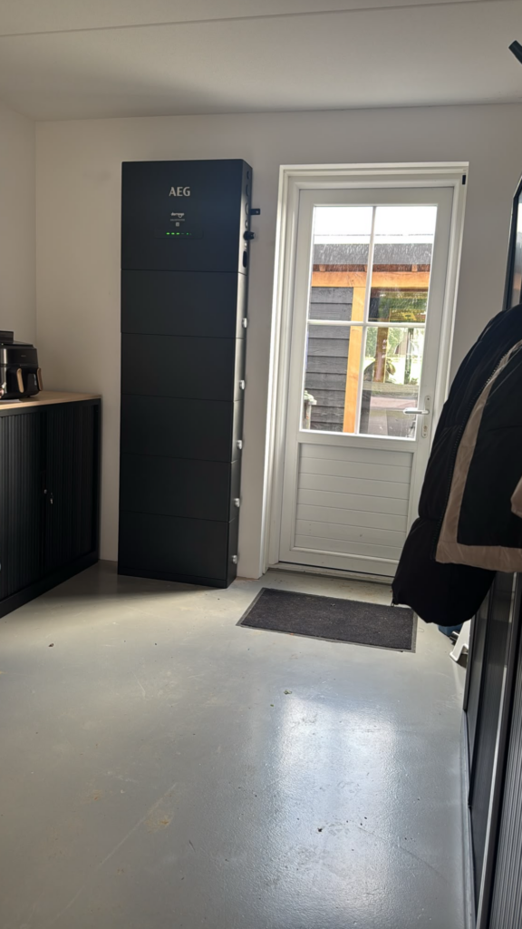 AEG All-in-One 25kWh in bijkeuken