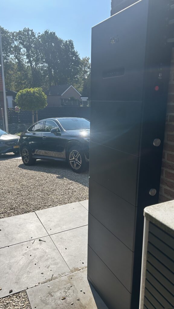 Thuisbatterij 25 kWh All-in-One AEG naast huis